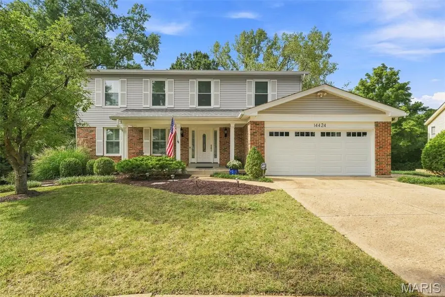 14424 White Pine Ridge LN, Chesterfield, MO 63017