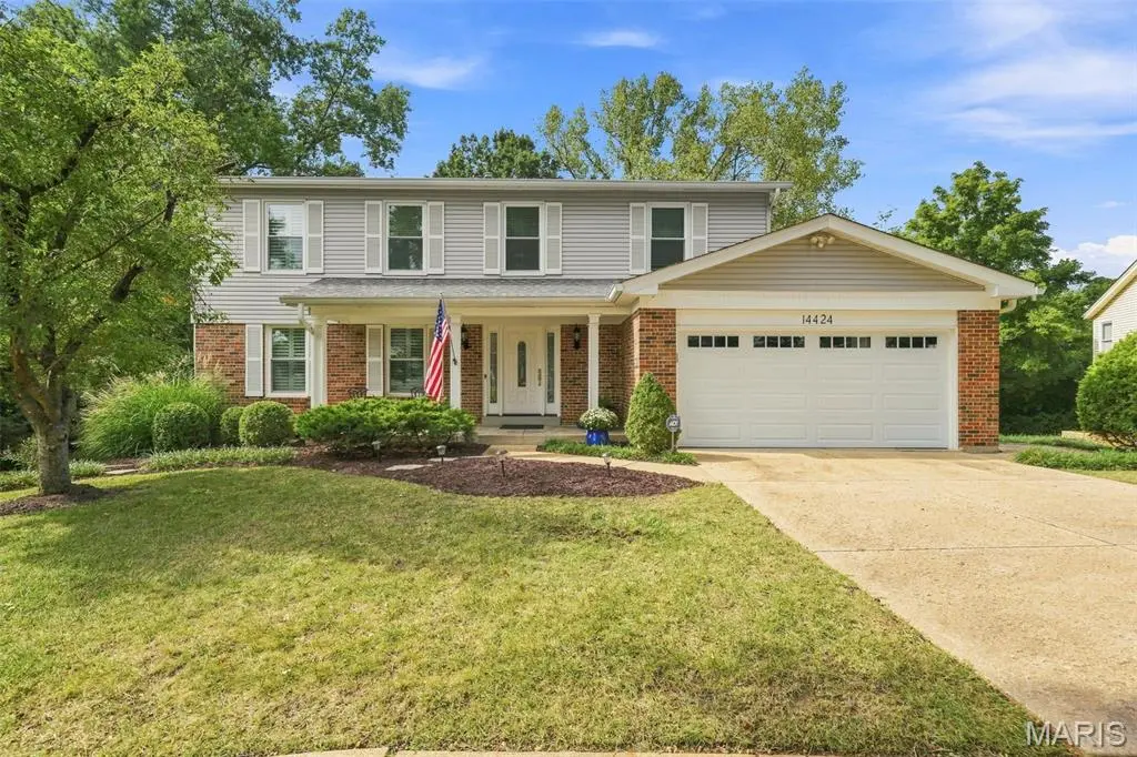 14424 White Pine Ridge LN, Chesterfield, MO 63017
