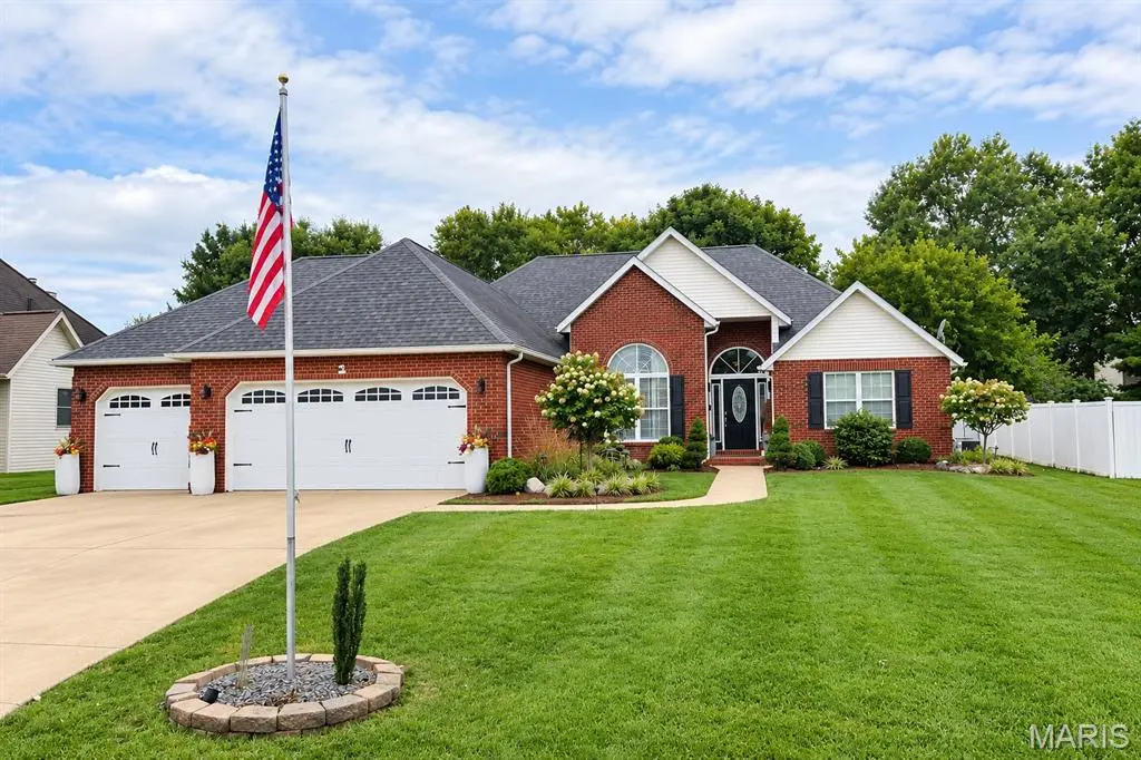 184 Heatherland DR, Bethalto, IL 62010