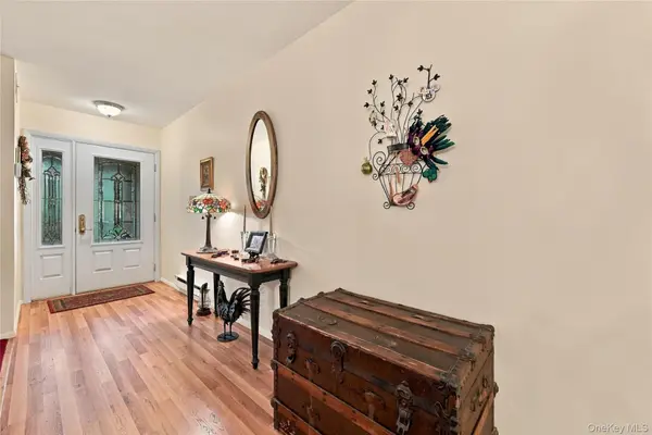 473 Stratford LN, Ridge, NY 11961