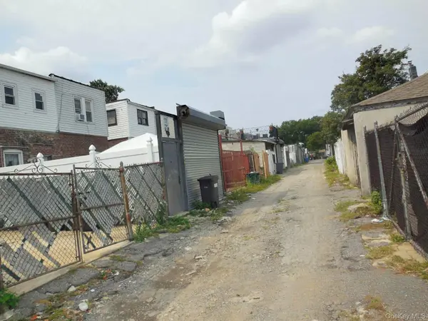 25-53 McIntosh ST, East Elmhurst, NY 11369