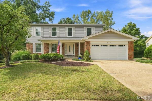 14424 White Pine Ridge LN, Chesterfield, MO 63017