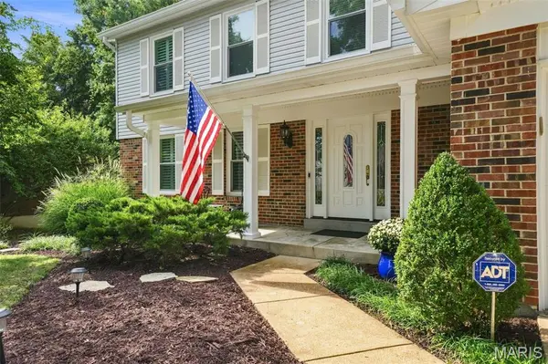 14424 White Pine Ridge LN, Chesterfield, MO 63017
