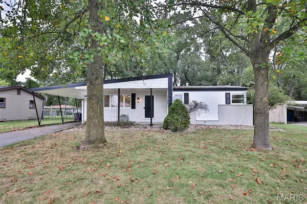 1022 Helvetia DR, Highland, IL 62249