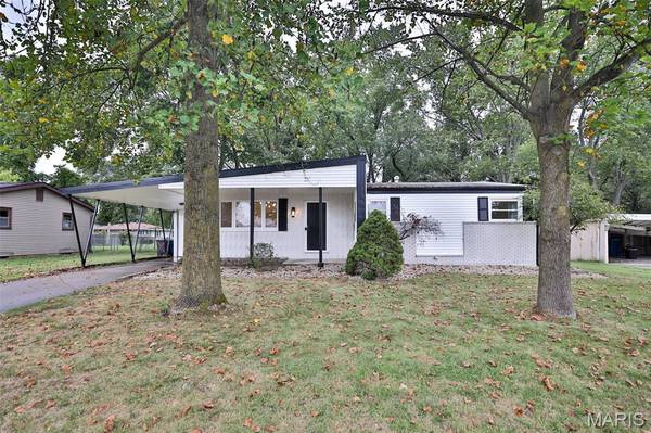 1022 Helvetia DR, Highland, IL 62249