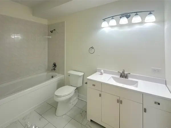 2741 W Congress Pkwy #3E, Chicago, IL 60612