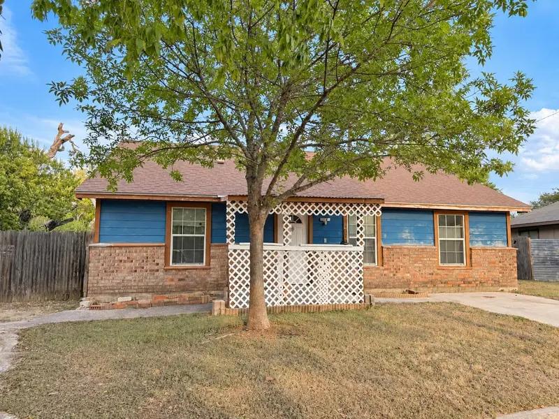 900 Lee LN, Lockhart, TX 78644