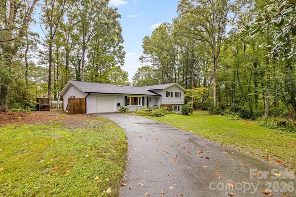 3238 Debbie DR, Hendersonville, NC 28791