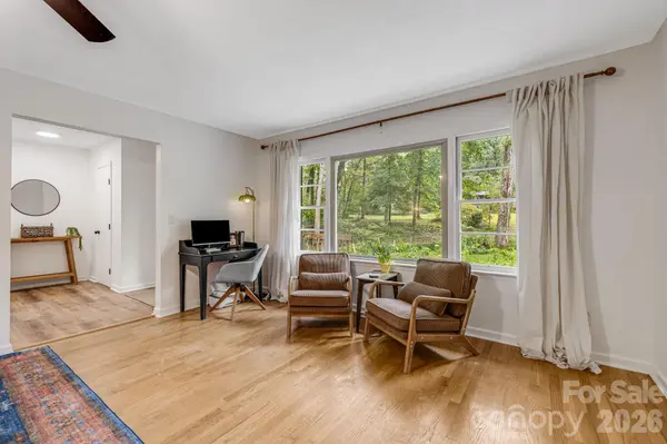 3238 Debbie DR, Hendersonville, NC 28791