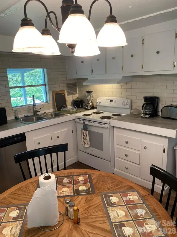 987 Angelwood LN, Hendersonville, NC 28792