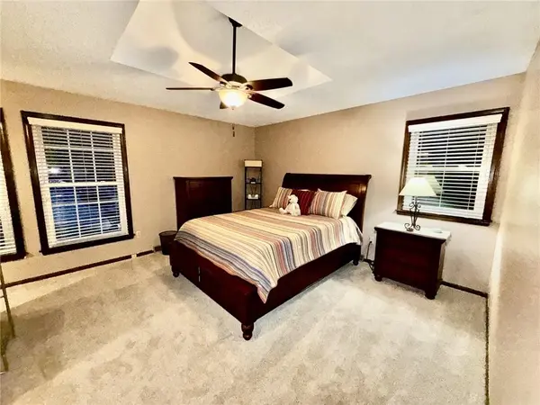 400 NE Dogwood LN, Lee's Summit, MO 64086