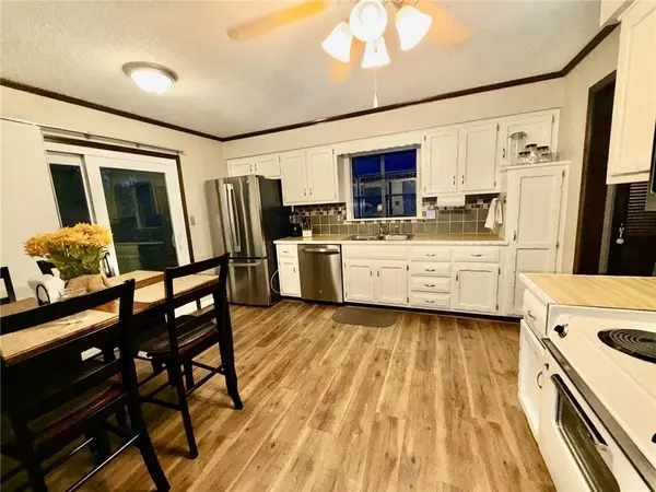 400 NE Dogwood LN, Lee's Summit, MO 64086