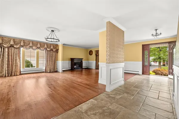 32 Glenmere LN, Commack, NY 11725