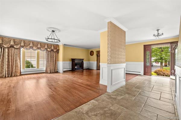 32 Glenmere LN, Commack, NY 11725
