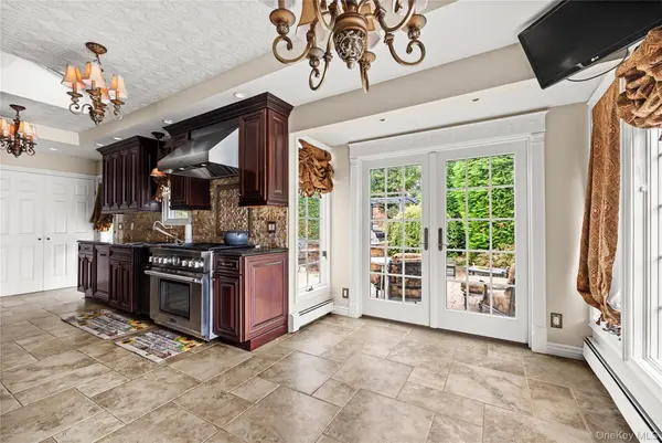 32 Glenmere LN, Commack, NY 11725