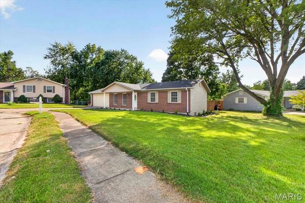 1008 N Duchesne DR, St Charles, MO 63301