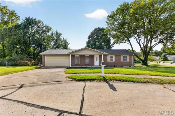 1008 N Duchesne DR, St Charles, MO 63301