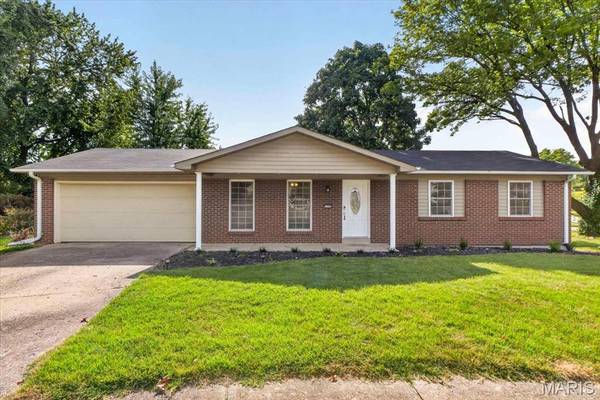 1008 N Duchesne DR, St Charles, MO 63301