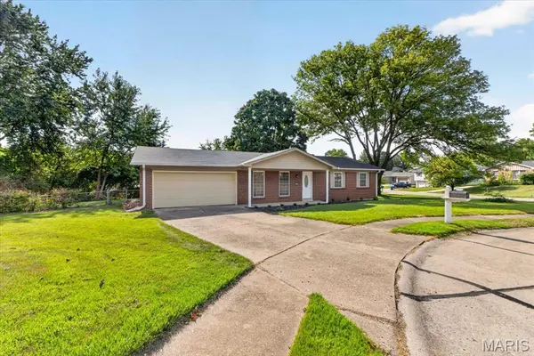 1008 N Duchesne DR, St Charles, MO 63301