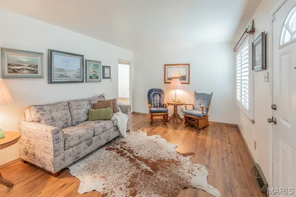 330 Derhake RD, Florissant, MO 63031