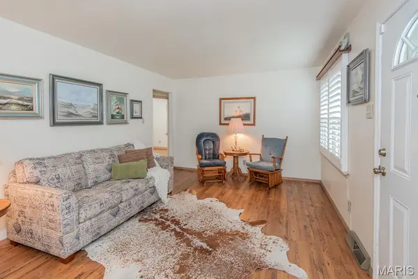 330 Derhake RD, Florissant, MO 63031