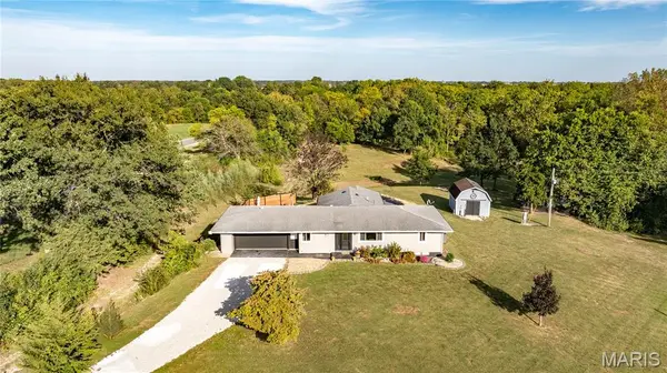115 Schoeneman RD, Shipman, IL 62685