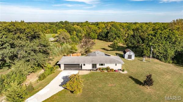 115 Schoeneman RD, Shipman, IL 62685