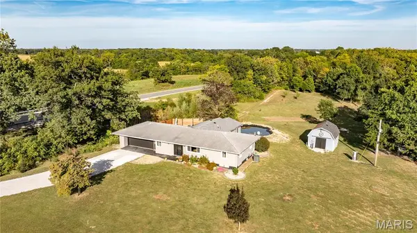 115 Schoeneman RD, Shipman, IL 62685
