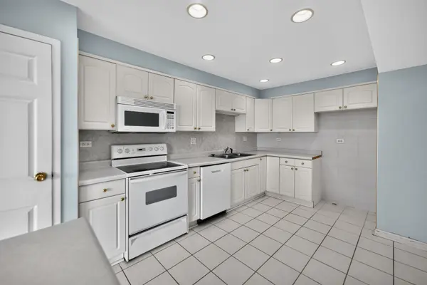 1727 W CRYSTAL LN #611, Mount Prospect, IL 60056
