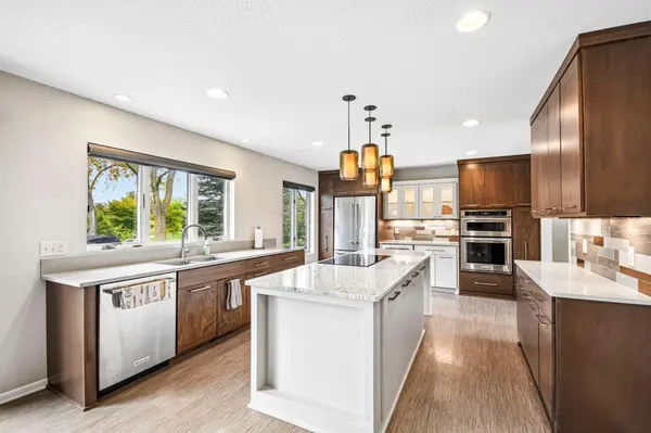 1075 Fallbrook LN, Woodbury, MN 55125