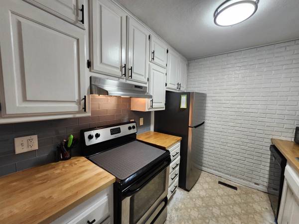 1407 E Crowley St, Wichita, KS 67216