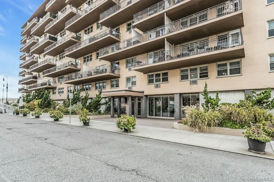 25 Neptune BLVD #2nd Floor Apt. E, Long Beach, NY 11561