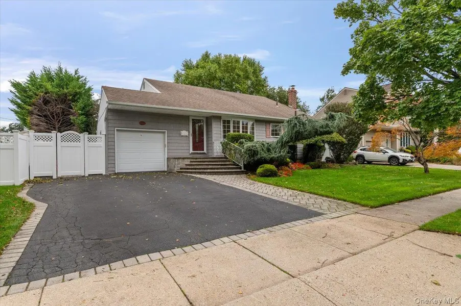 3 Jerold ST, Plainview, NY 11803