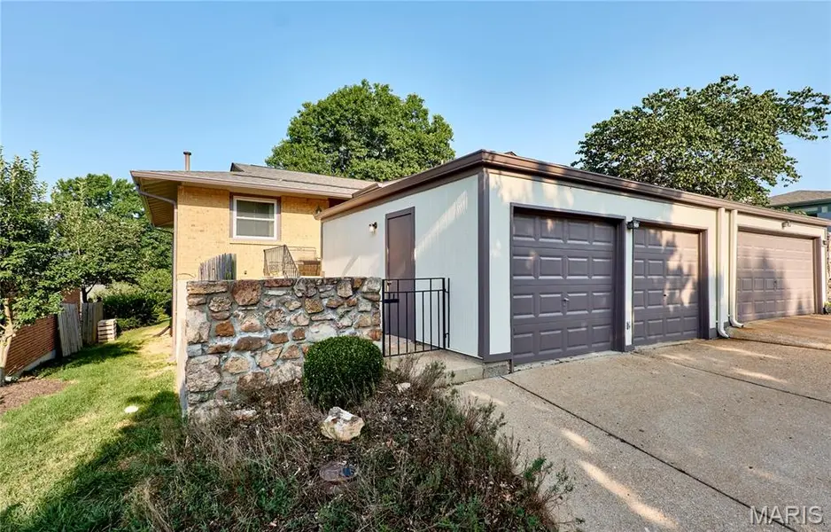 987 Barbizon DR, Manchester, MO 63021
