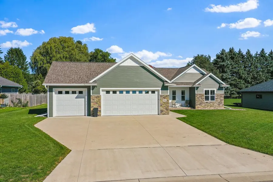 804 MOONBEAM LN, Francis Creek, WI 54214-9165