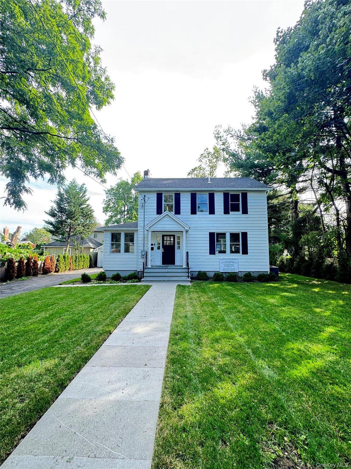 118 Willow ST, Roslyn Heights, NY 11577