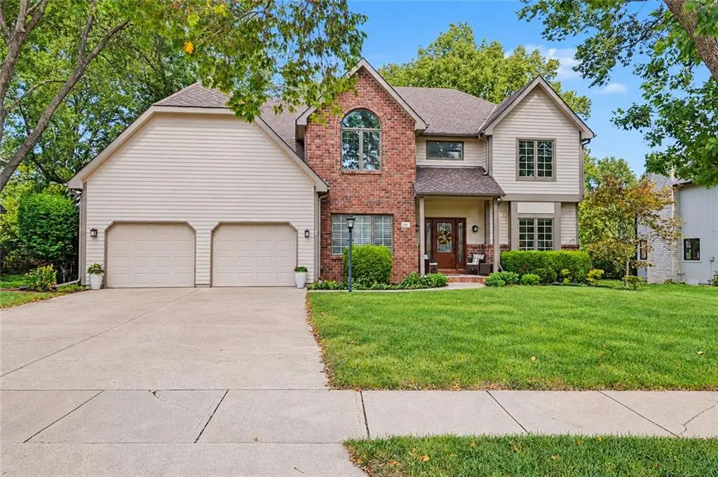 4708 Muirfield DR, Lawrence, KS 66047