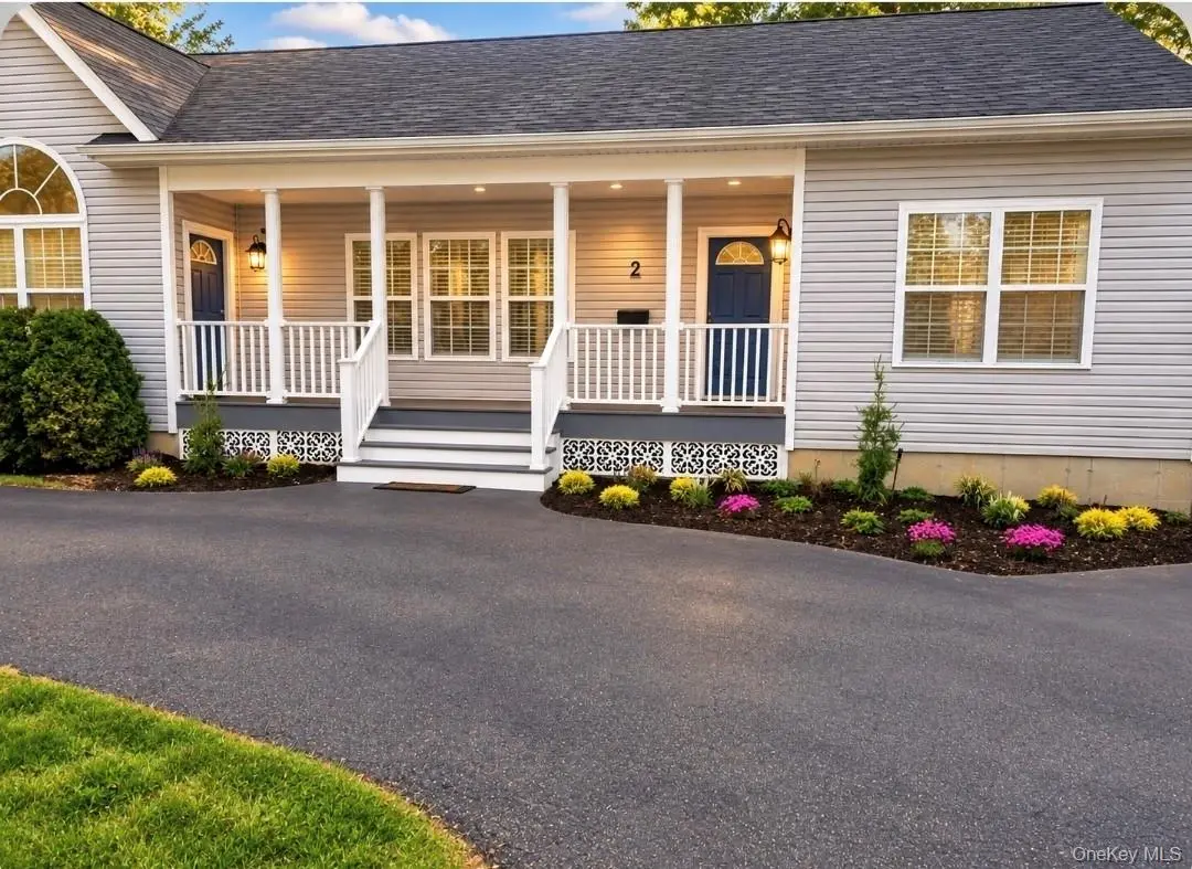 2 Lincoln AVE, Islip Terrace, NY 11752