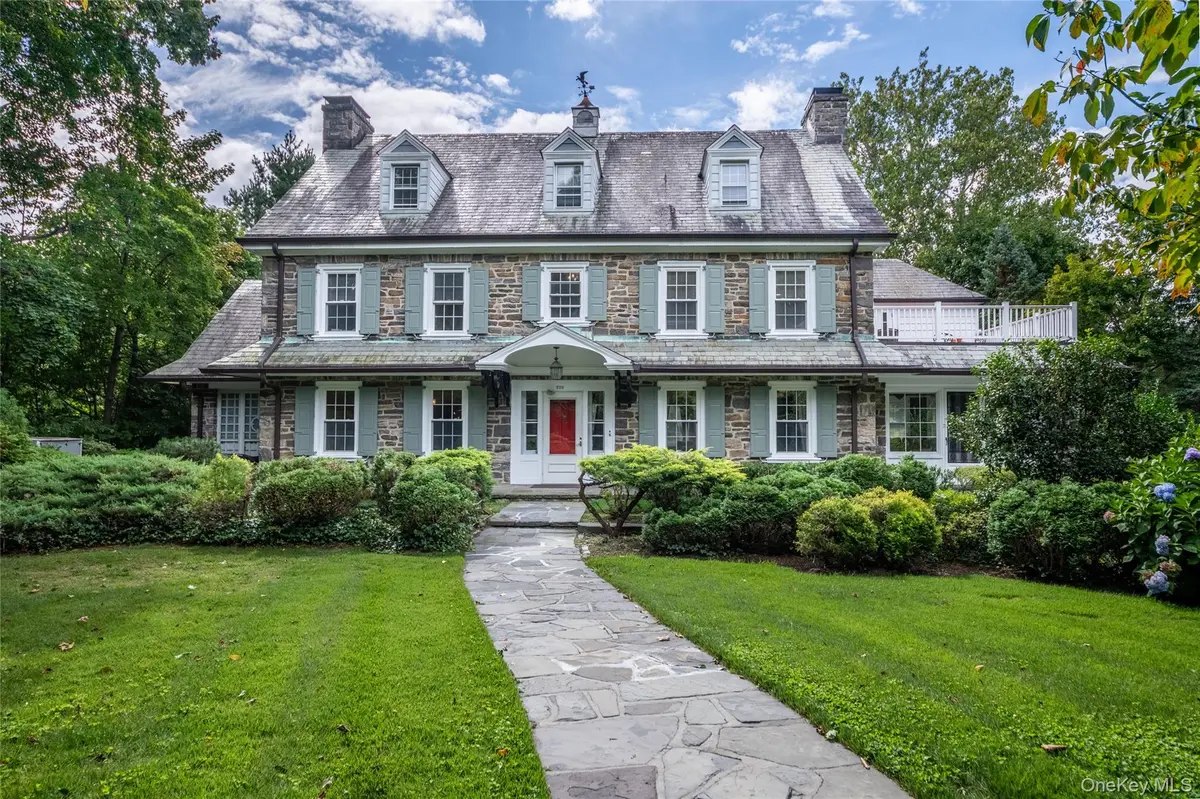 209 Beechmont DR, New Rochelle, NY 10804