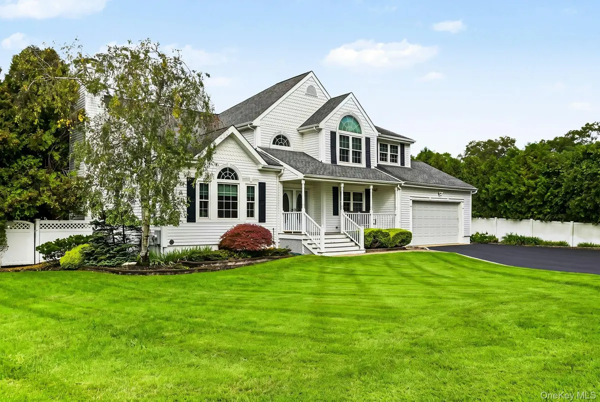 26 Layton LN, Centereach, NY 11720