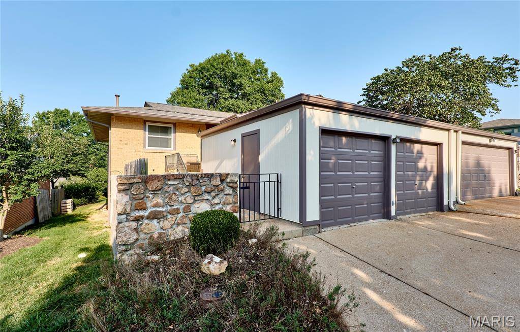 987 Barbizon DR, Manchester, MO 63021