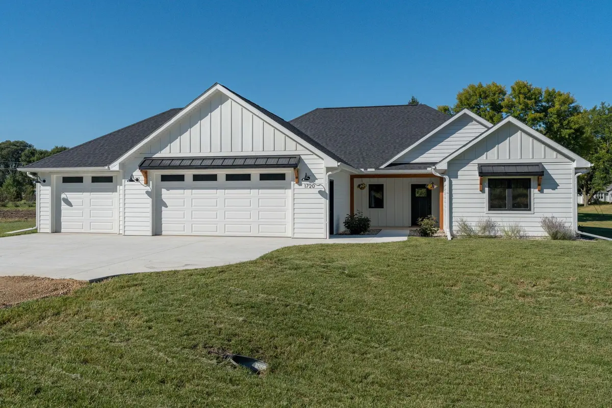 1720 High Tail LN, Mankato, MN 56001