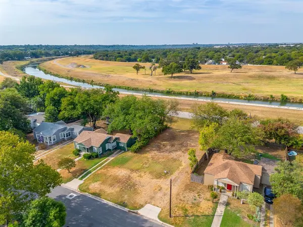 825 Edgefield Road, Fort Worth, TX 76107