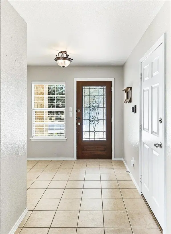 211 Falcon LN, Leander, TX 78641