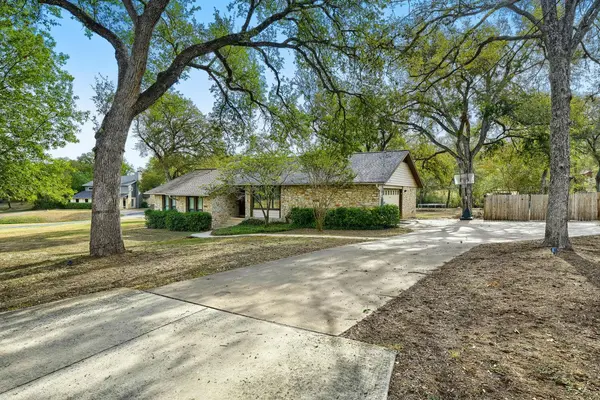 118 Phalarope DR, Buda, TX 78610