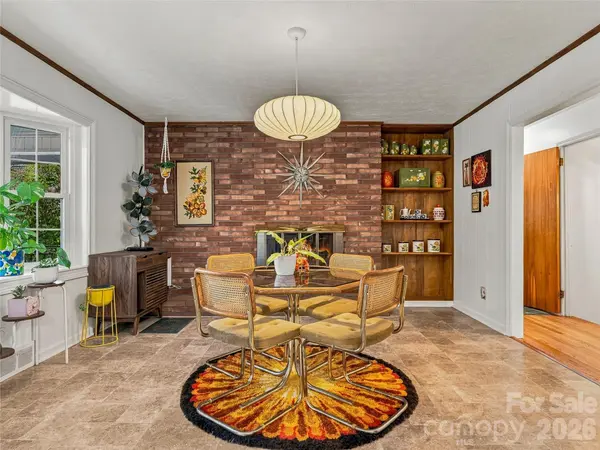 8 Hummingbird LN, Asheville, NC 28806
