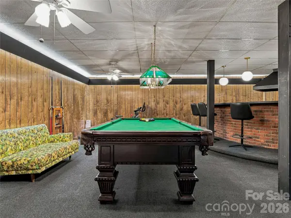 8 Hummingbird LN, Asheville, NC 28806