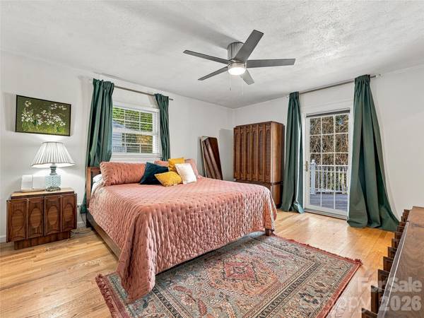 8 Hummingbird LN, Asheville, NC 28806