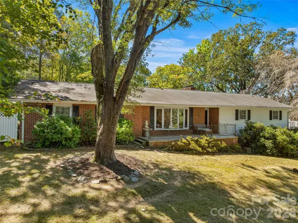 8 Hummingbird LN, Asheville, NC 28806