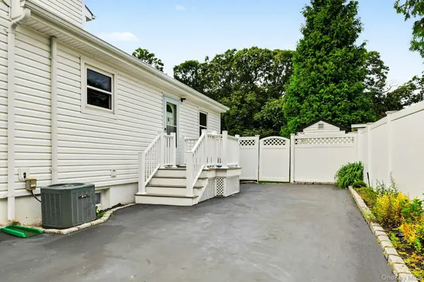 26 Layton LN, Centereach, NY 11720